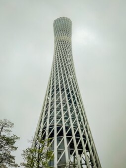 Das architektonische wahrzeichen canton tower befindet sich an einer kreuzung der guangzhou new city central axis