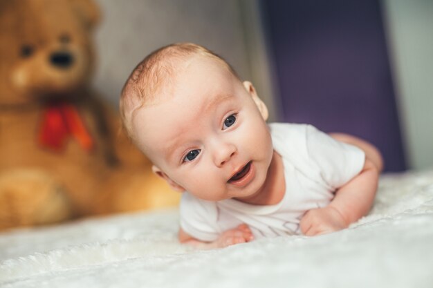 Das Baby liegt auf dem Bett