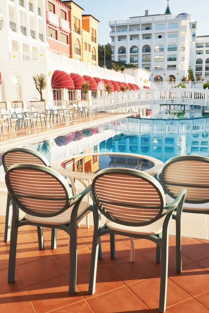 Das beliebte Resort Amara Dolce Vita Luxushotel. Mit Pools und Wasserparks und Erholungsgebiet entlang der Küste in der Türkei. Tekirova-Kemer.