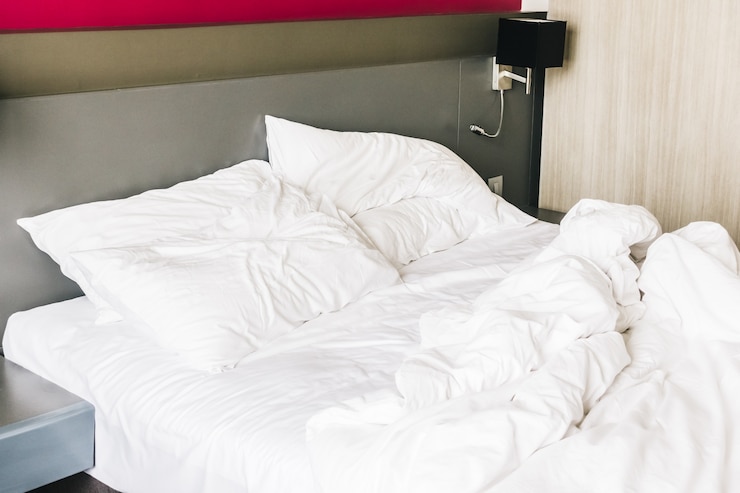Kostenlose Foto das bett war komfortabel mit zerknitterten blättern