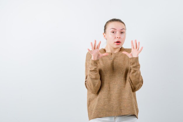 Das blonde Mädchen ist auf weißem Hintergrund schockiert