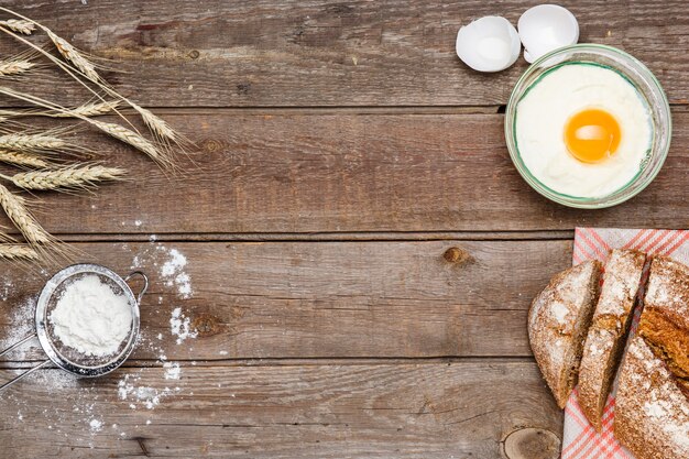 Das Brot auf einem hölzernen Hintergrund