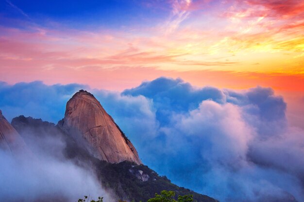 Das Bukhansan-Gebirge ist im Bukhansan-Nationalpark in Seoul in Südkorea von Morgennebel und Sonnenaufgang bedeckt