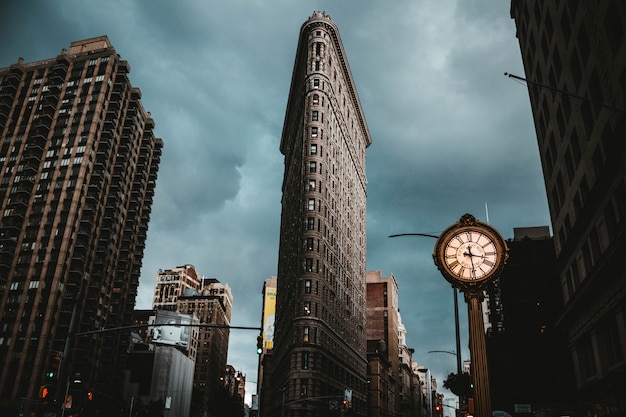 Kostenloses Foto das flatiron-gebäude in new york city schoss aus einem niedrigen winkel