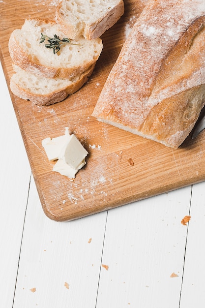 Das frische Brot auf einem weißen Tisch