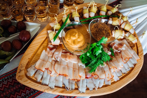 Kostenloses Foto das geschnittene fleisch liegt auf den originalen holzschalen