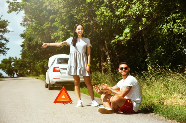 Das junge Paar hatte auf dem Weg zur Ruhe das Auto kaputt gemacht