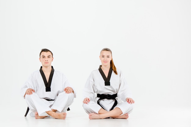 Das karate-mädchen und der junge mit den schwarzen gürteln