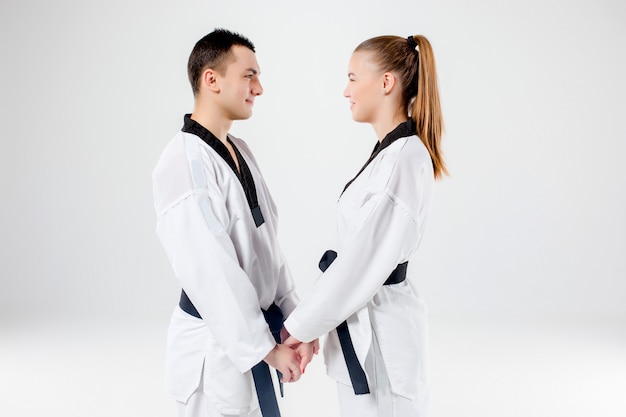 Das Karate-Mädchen und der Junge mit den schwarzen Gürteln