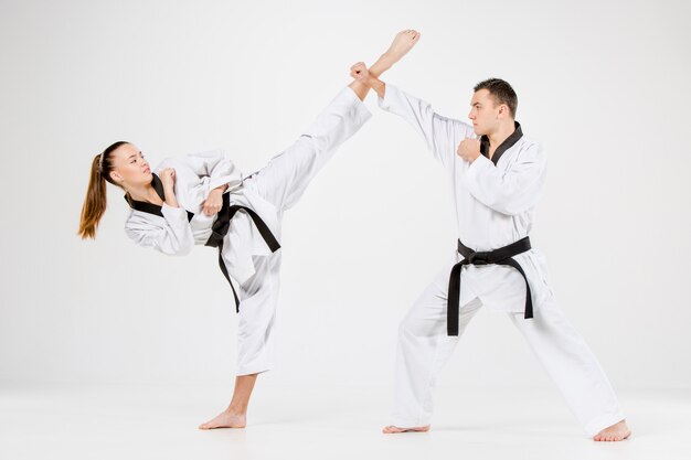 Das Karate-Mädchen und der Karate-Junge mit den schwarzen Gürteln