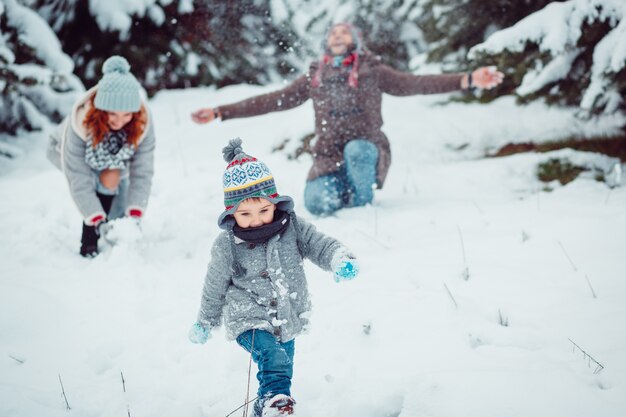 Das kleine Kind, das entlang Schnee läuft