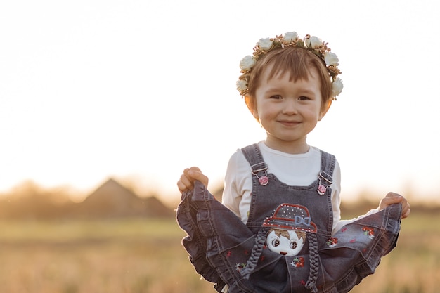 Kostenloses Foto das kleine mädchen, das park entlang geht