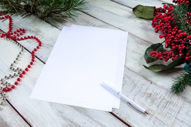 Kostenloses Foto das leere blatt papier auf dem holztisch mit einem stift