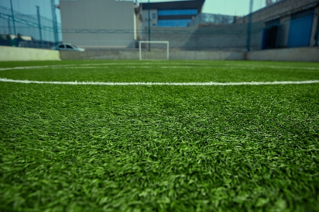 Das leere Fußballfeld und das grüne Gras