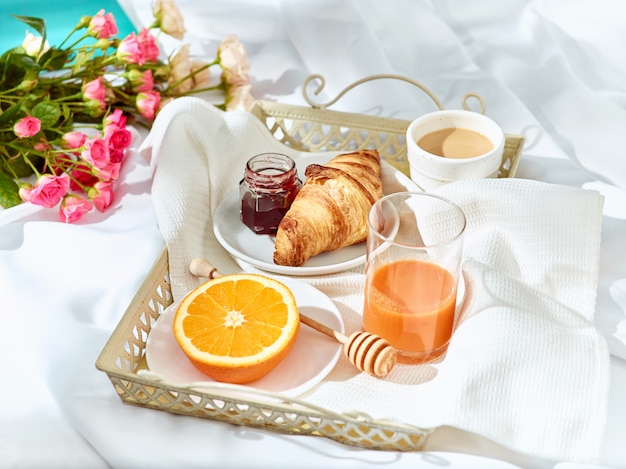 Das Liebeskonzept auf dem Tisch mit Frühstück