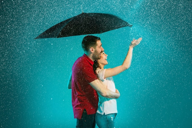 Kostenloses Foto das liebespaar im regen