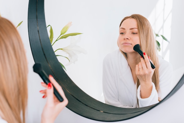 Kostenloses Foto das mädchen, das sie tut, bilden am badezimmer