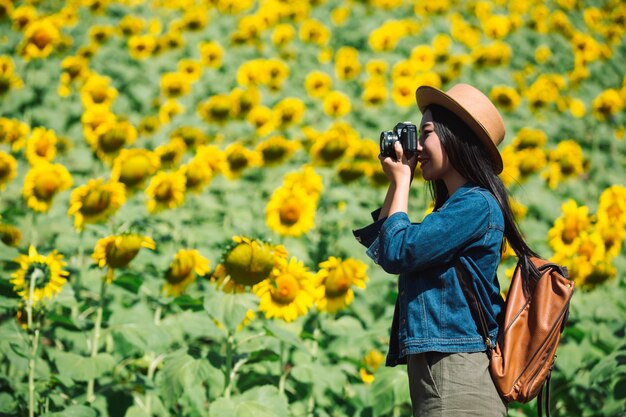 Das Mädchen fotografiert gerne im Sonnenblumenfeld.