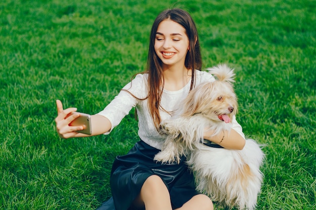 Das Mädchen geht mit ihrem Hund in den Park