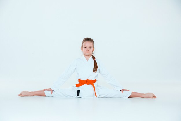 Das Mädchen posiert beim Aikido-Training in der Kampfkunstschule. Gesunder Lebensstil und Sportkonzept