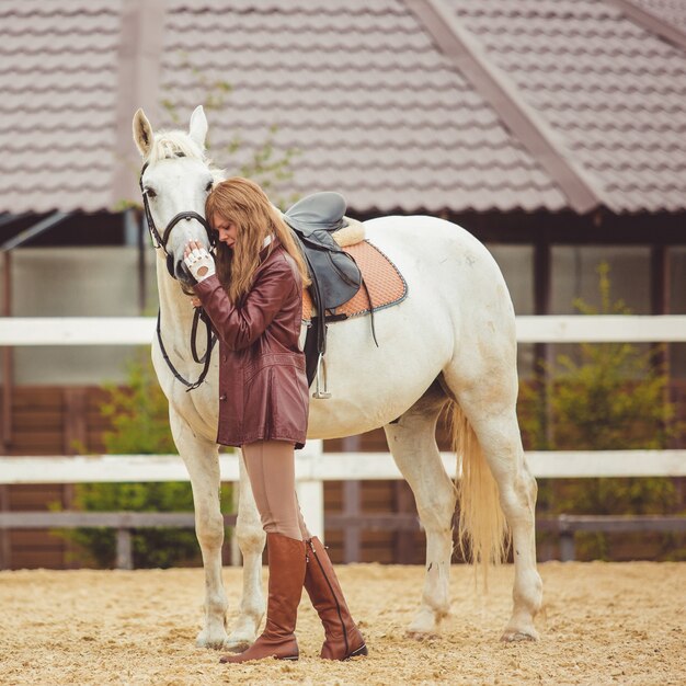 das Mädchen reitet ein Pferd