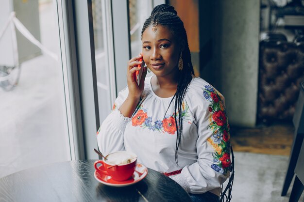 Das Mädchen ruht sich im Café aus