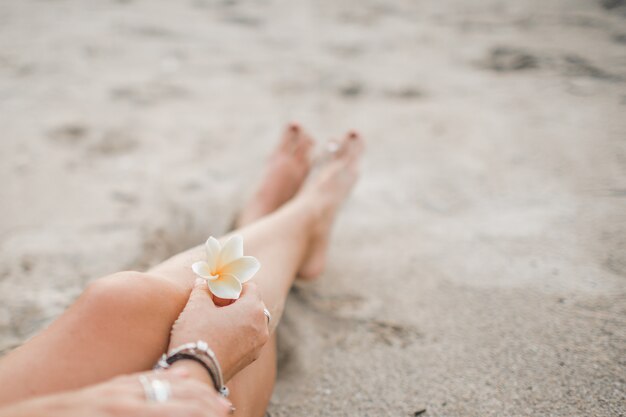 Das Mädchen sitzt am Strand