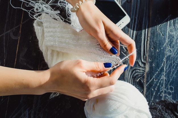 das Mädchen strickt in einem Café