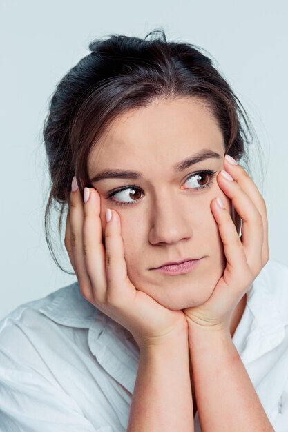 Das Porträt der jungen Frau mit nachdenklichen Gefühlen