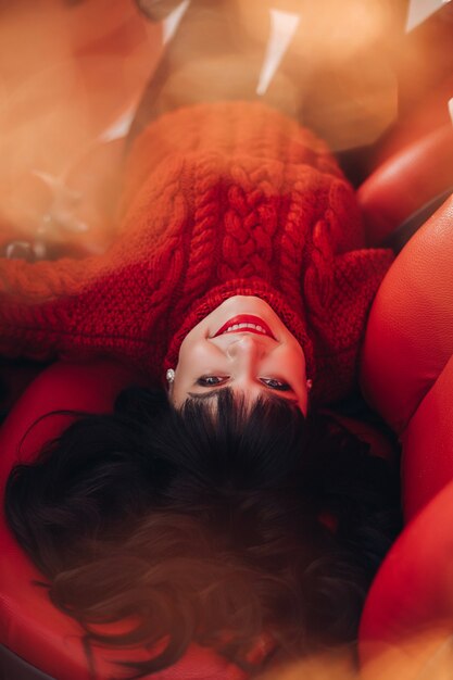 Das Porträt einer jungen Frau in einem warmen roten Strickpullover draußen entspannt sich