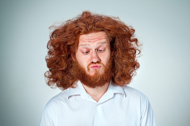 Kostenloses Foto das porträt eines angewiderten mannes mit langen roten haaren