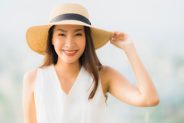 Das schöne junge asiatische frauenlächeln des porträts glücklich und fühlen sich frei