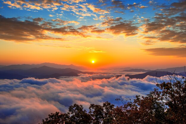 Das Seoraksan-Gebirge ist in Seoul, Korea, von Morgennebel und Sonnenaufgang bedeckt