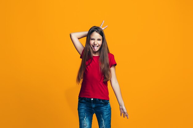 Kostenloses Foto das teenie-mädchen mit den zusammengekniffenen augen und dem seltsamen ausdruck