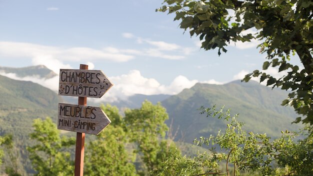 Das Wandern unterzeichnen herein den Wald.