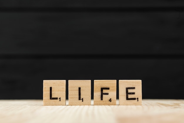 Kostenloses Foto das wortleben buchstabiert mit hölzernen buchstaben