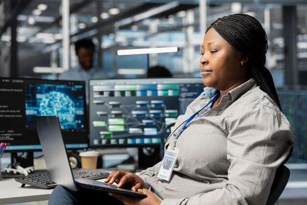 Datenzentrum-Administrator mit künstlicher Intelligenz Neuralnetzwerke Knotenbäume
