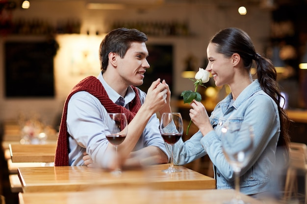 Datierung im Café