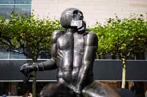 Kostenloses Foto david-und-goliath-statue in der frankfurter innenstadt