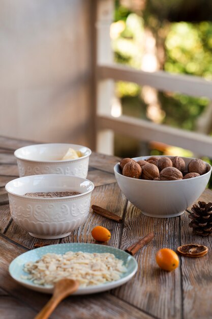 Defocused Ansicht ofcake Bestandteile mit Walnüssen