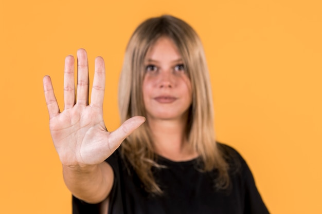 Defocused Frau, die Endgeste auf Gebärdensprache zeigt