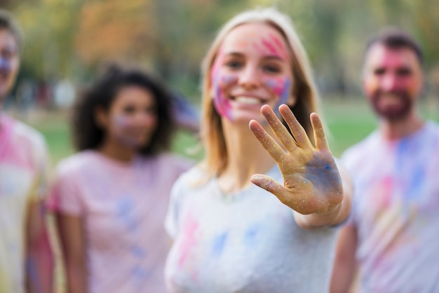 Defocused Schuss der Frau mehrfarbige Hand zeigend