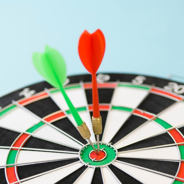 Defokussierte Dartscheibe mit Darts