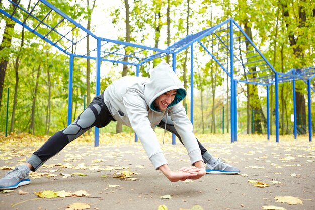 Dehnübungen im Park machen