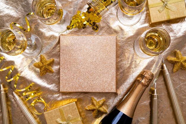 Dekoration des neuen Jahres mit Exemplarplatz und Champagner