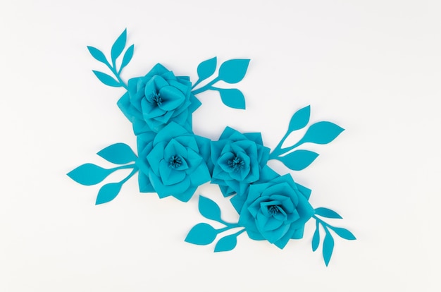 Dekoration mit blauen Blumen und weißem Hintergrund