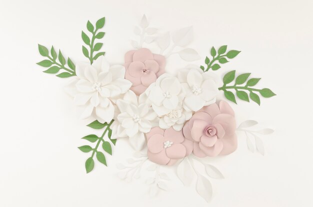 Dekoration mit Blumen und weißem Hintergrund