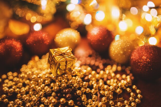 Dekoration von goldenen Kugeln für Weihnachten
