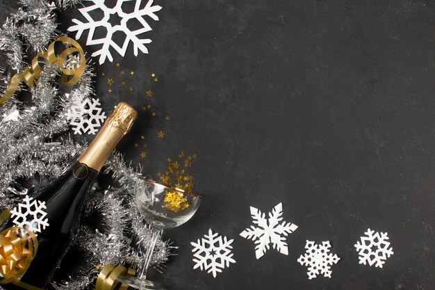 Dekorationen des neuen Jahres und Champagnerflasche