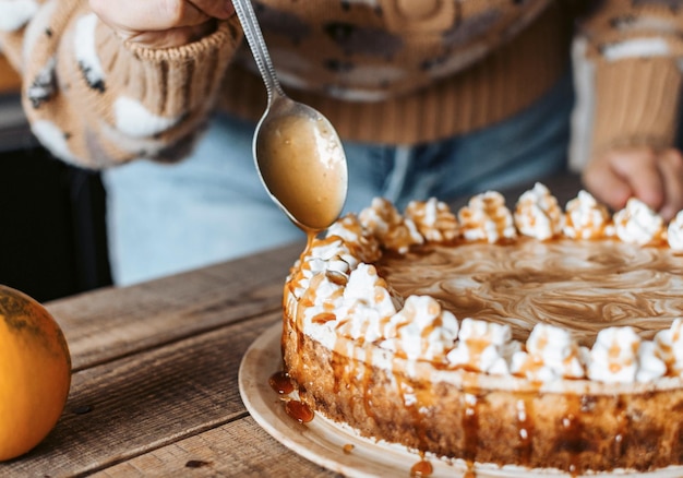 Dekorationsprozess von Kürbis-Käsekuchen - Thanksgiving-Dessert